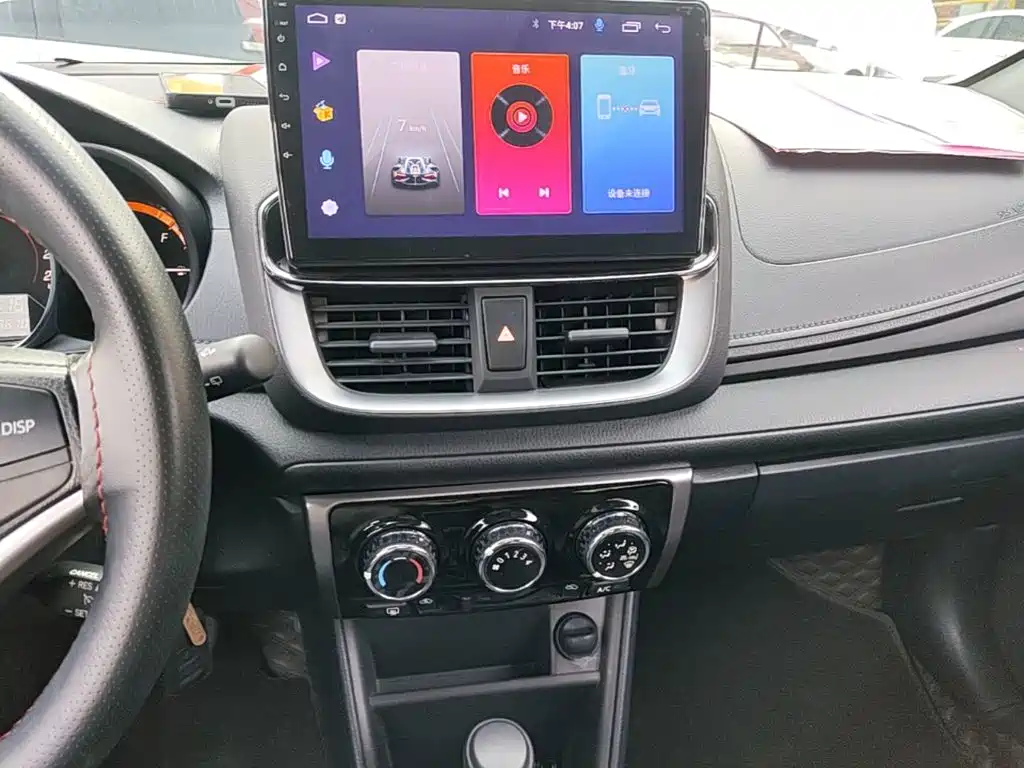 Toyota Yaris L — фото 13