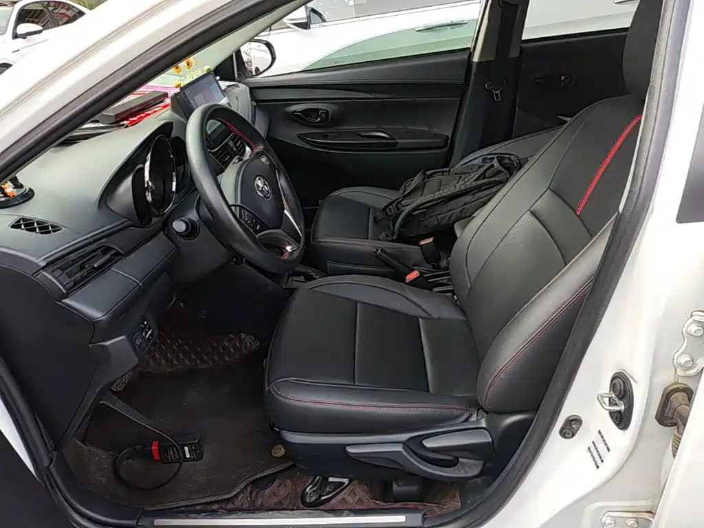 Toyota Yaris L — фото 15