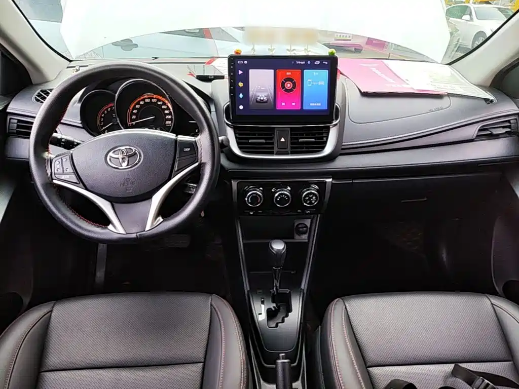 Toyota Yaris L — фото 10