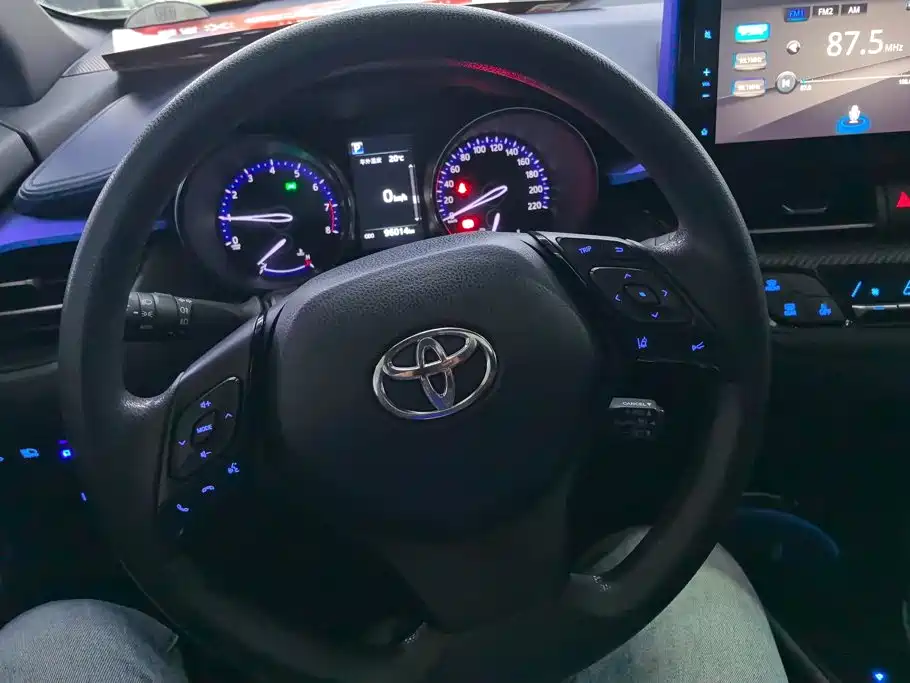 Toyota C-HR — фото 15