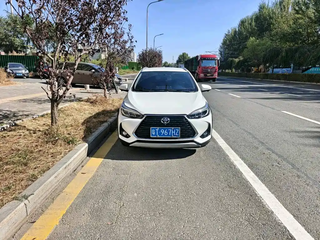 Toyota Yaris L — фото 2