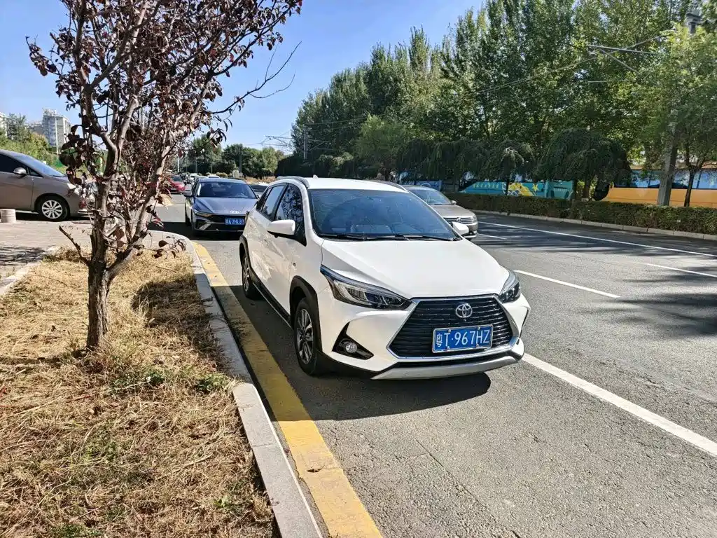 Toyota Yaris L — фото 3