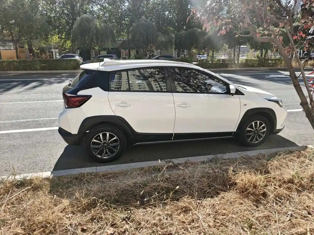 Toyota Yaris L — фото 4