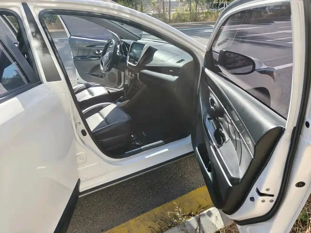 Toyota Yaris L — фото 8