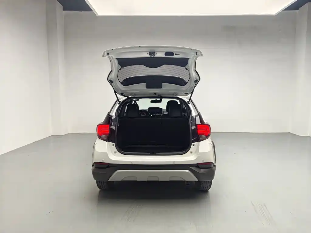 Toyota Yaris L — фото 11