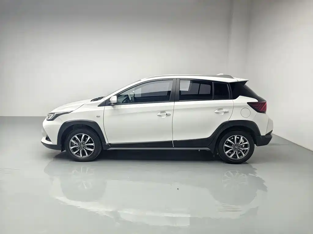 Toyota Yaris L — фото 13