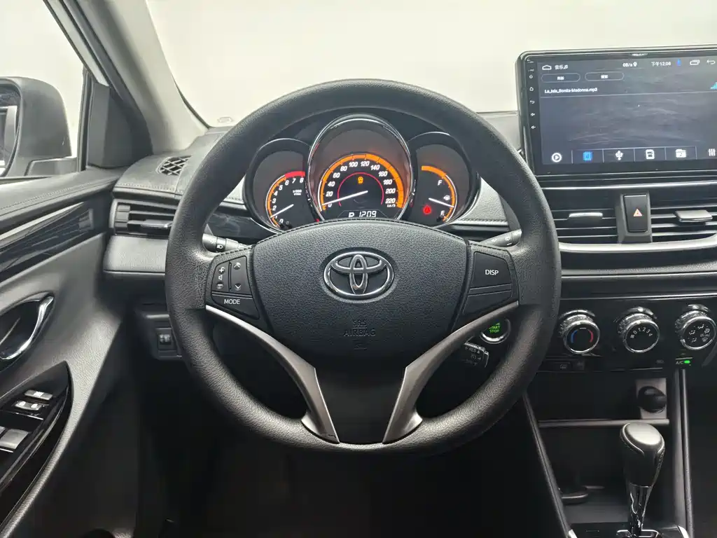 Toyota Yaris L — фото 8