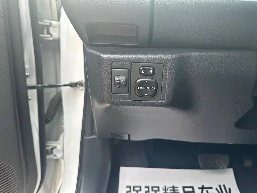 Toyota Yaris L — фото 11