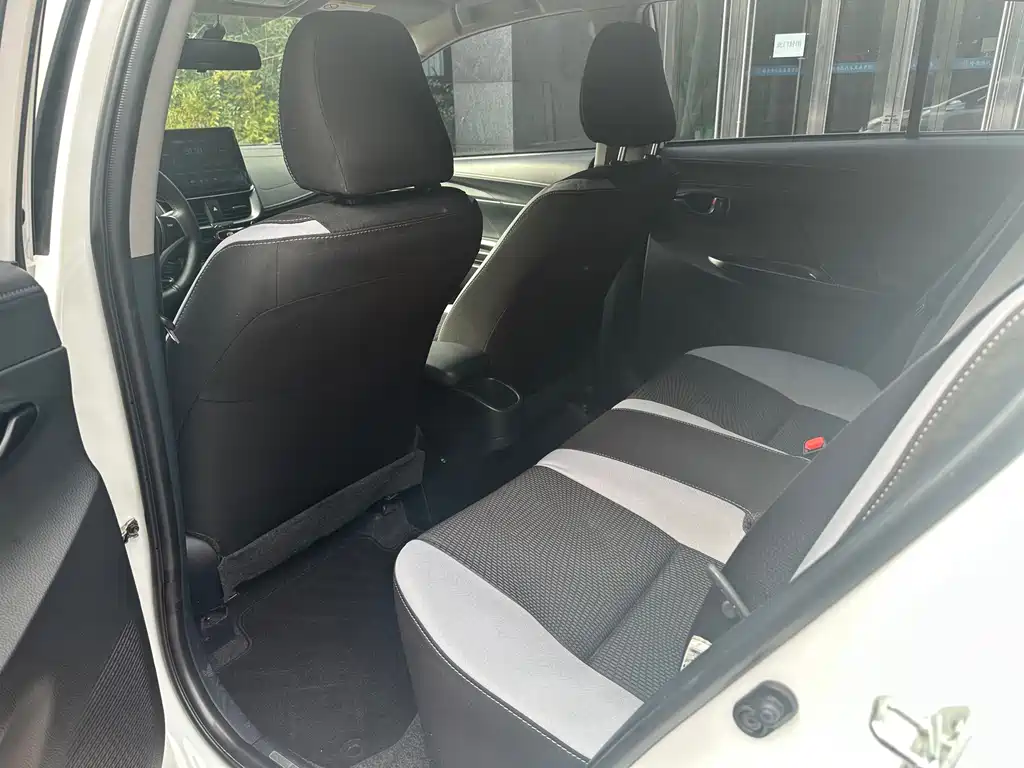 Toyota Yaris L — фото 15
