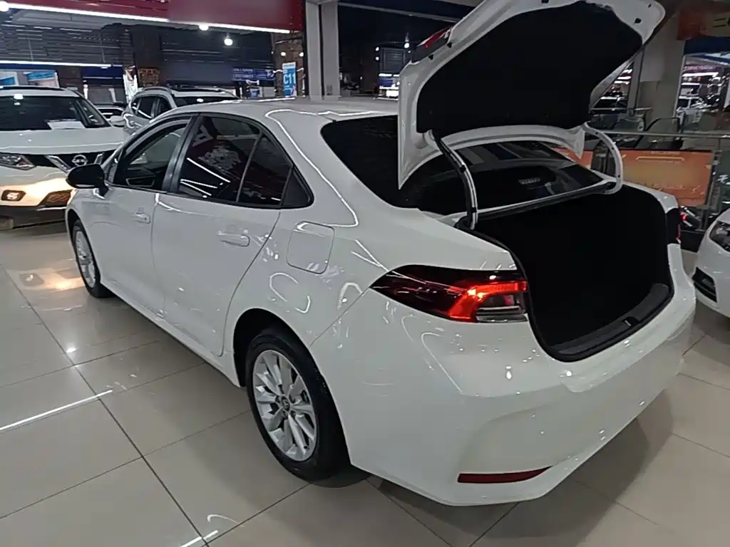 Toyota Corolla — фото 5