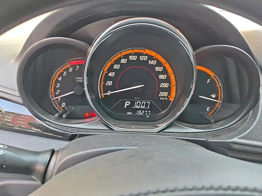 Toyota Yaris L — фото 14