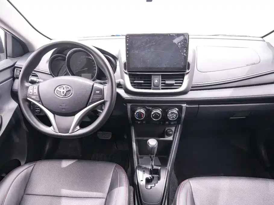 Toyota Yaris L — фото 13