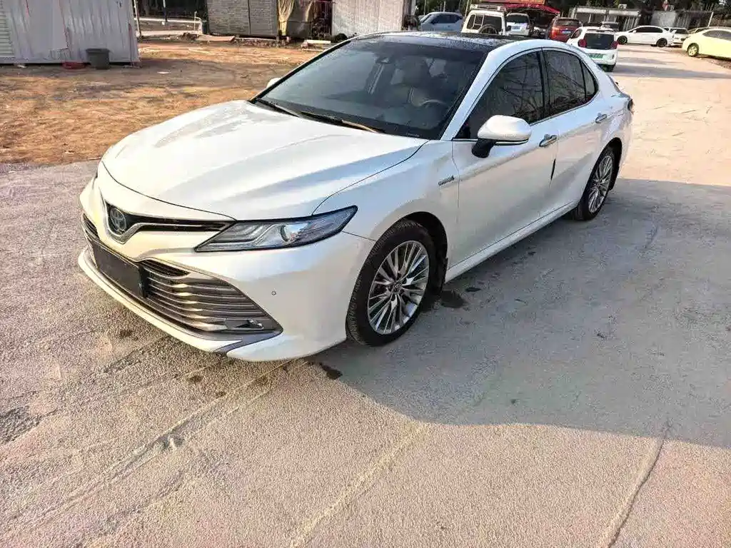Toyota Camry — фото 1