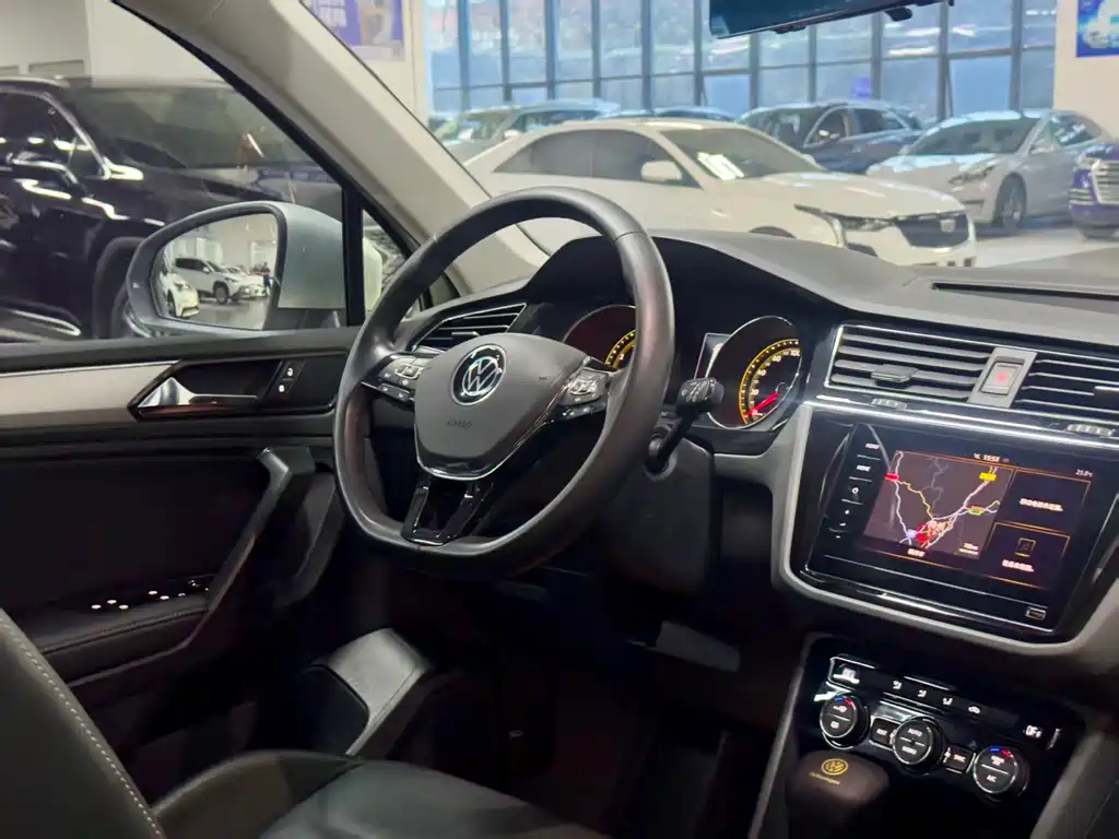 Volkswagen Tiguan L — фото 5