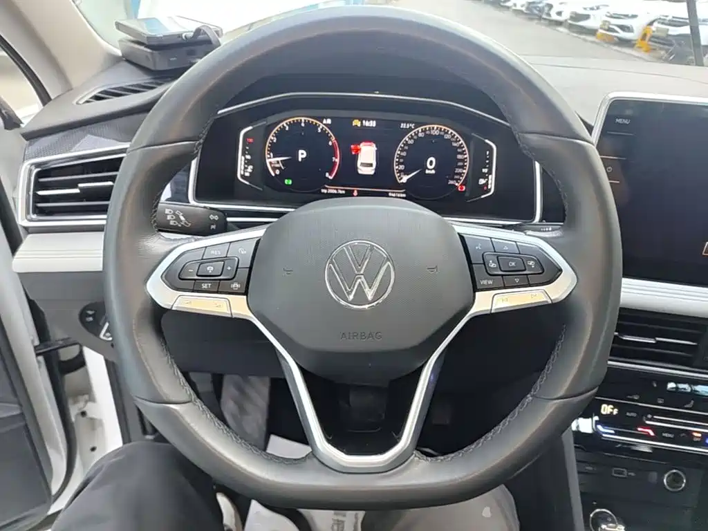 Volkswagen Tiguan L — фото 11