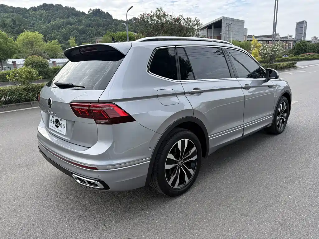 Volkswagen Tiguan L — фото 12