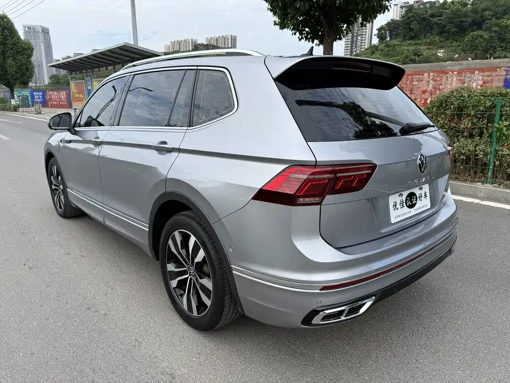 Volkswagen Tiguan L — фото 10