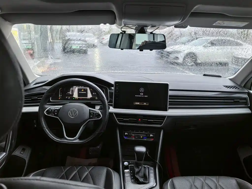 Volkswagen Tiguan L — фото 8