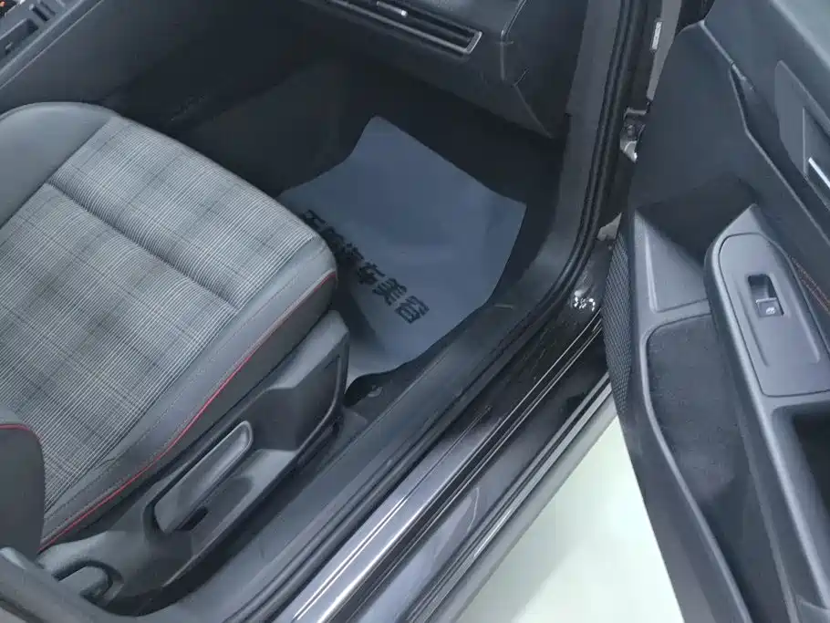 Volkswagen Golf GTI — фото 8