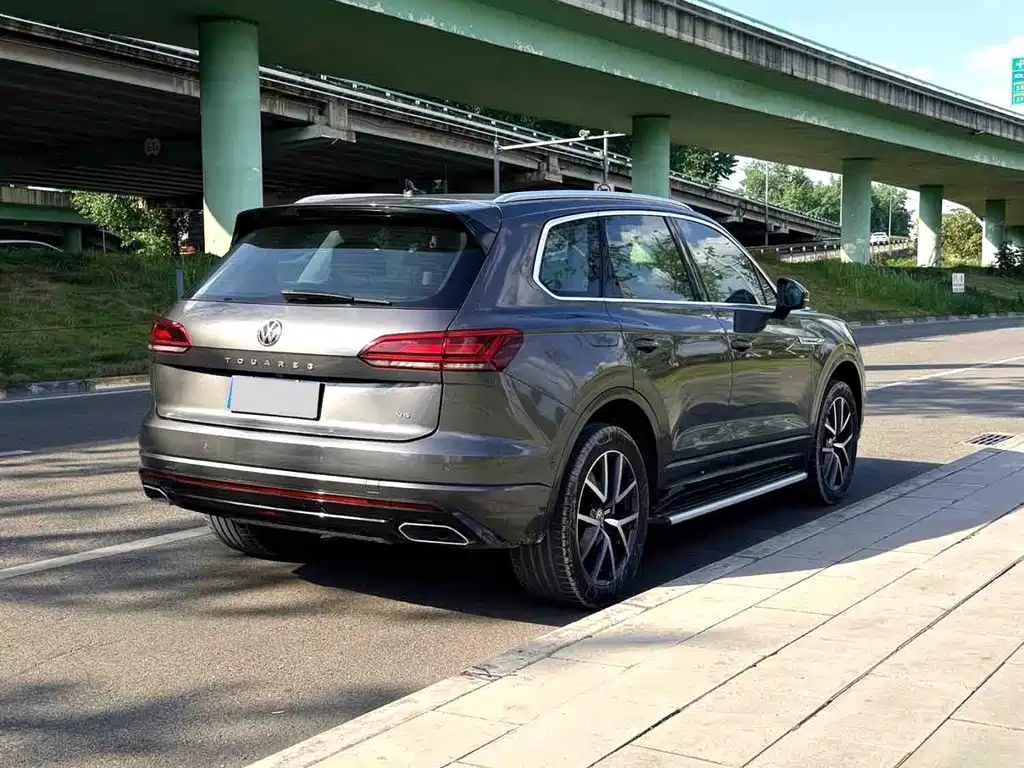 Volkswagen Touareg — фото 11
