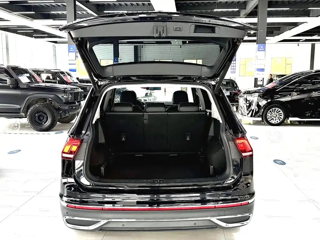 Volkswagen Tiguan L — фото 14