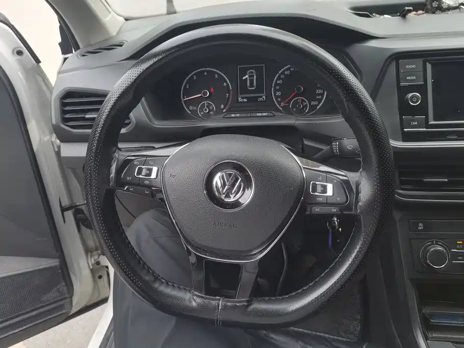 Volkswagen T-Cross — фото 15