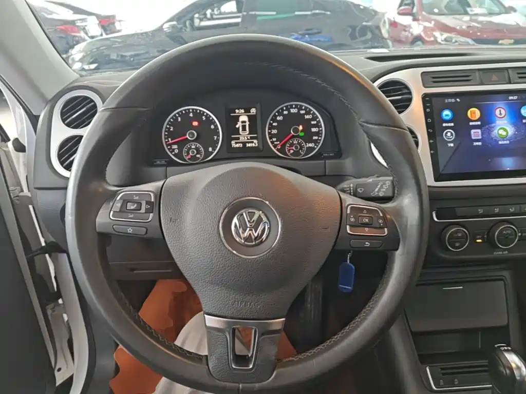 Volkswagen Tiguan — фото 11