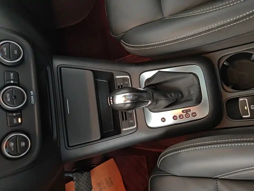 Volkswagen Tiguan — фото 14