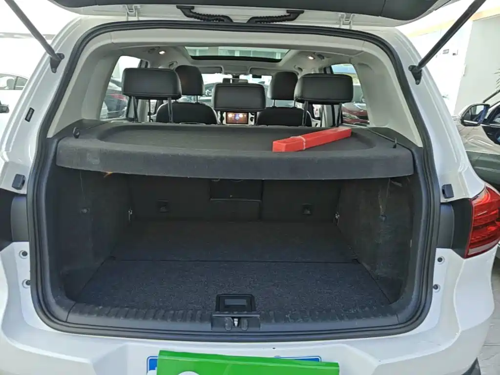 Volkswagen Tiguan — фото 19