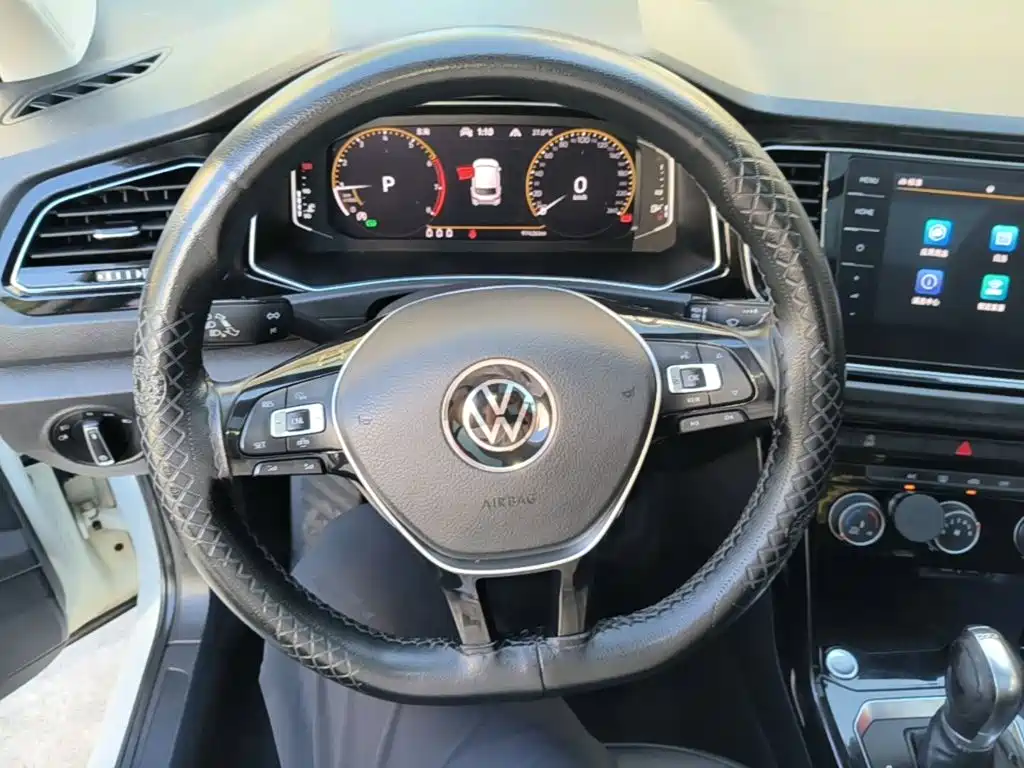 Volkswagen T-Roc — фото 11