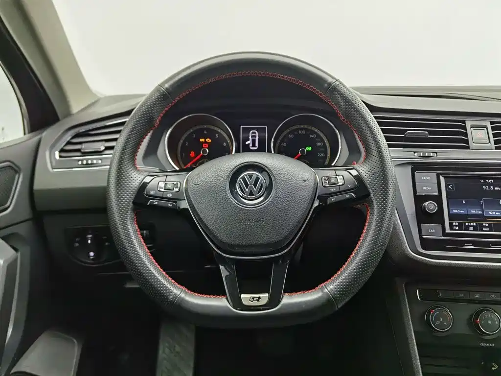 Volkswagen Tiguan L — фото 11