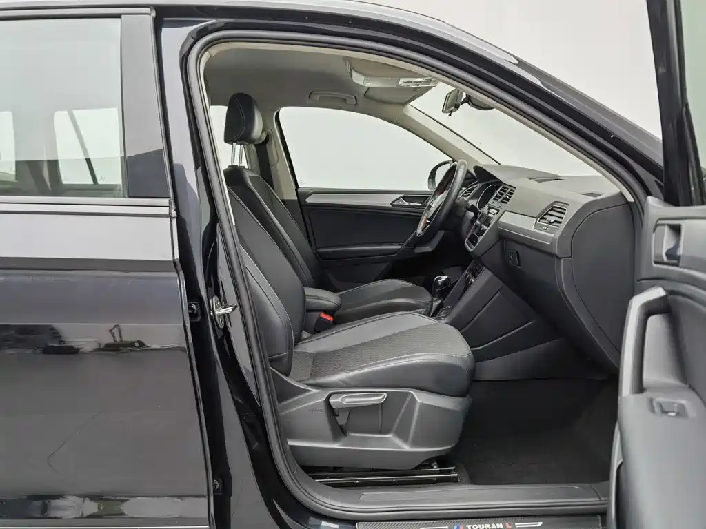 Volkswagen Tiguan L — фото 23