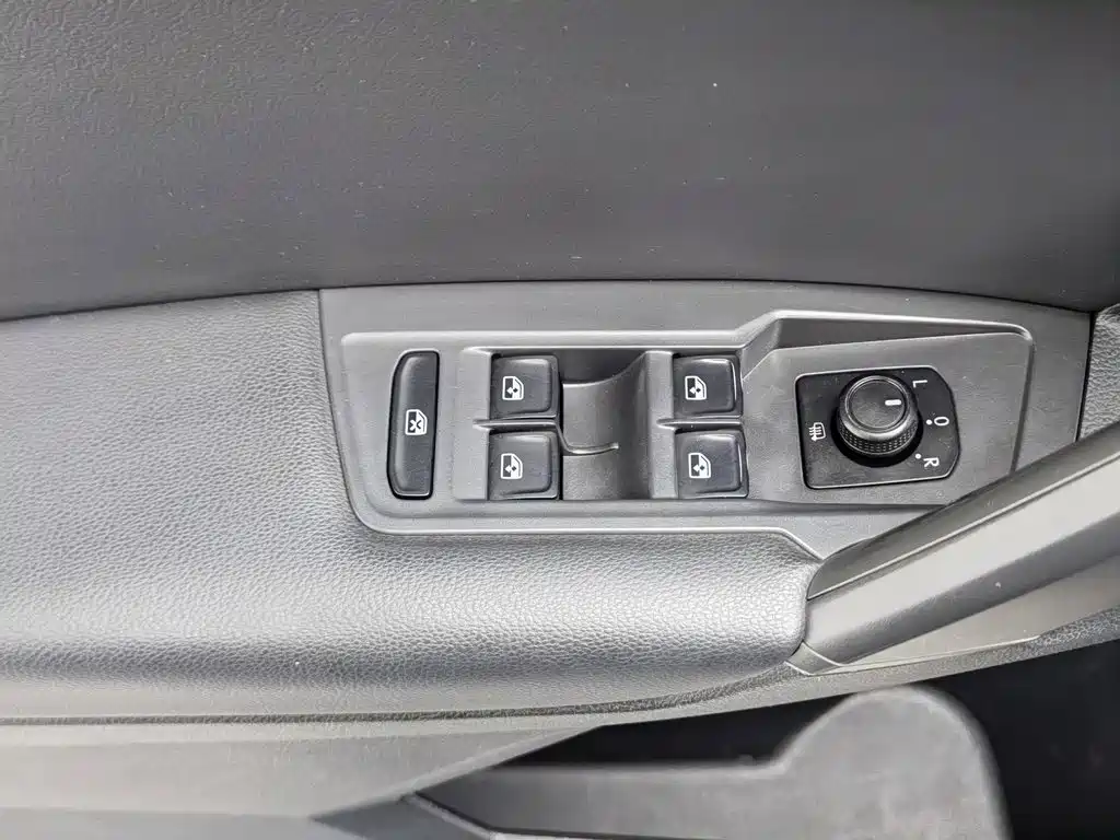 Volkswagen Tiguan L — фото 9