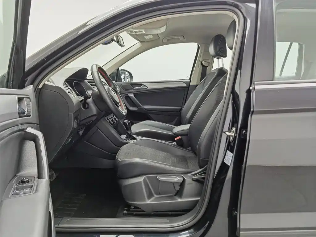 Volkswagen Tiguan L — фото 10