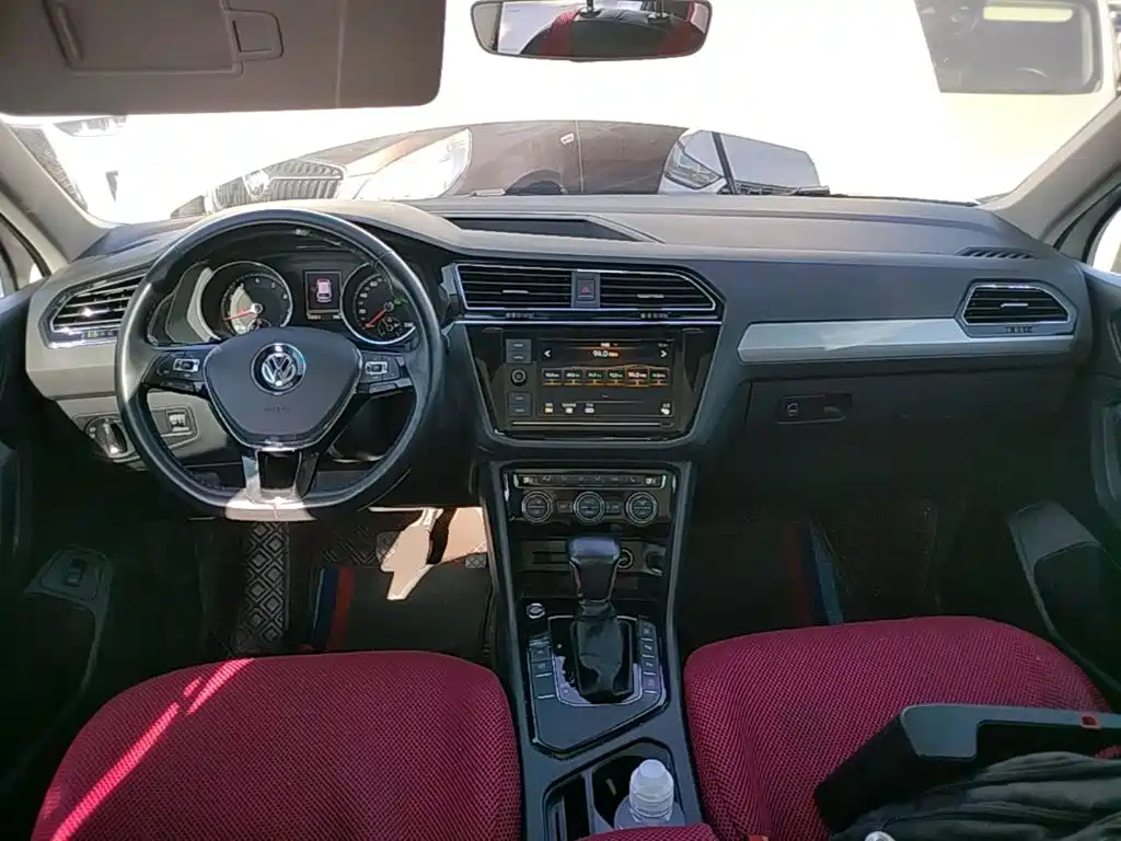 Volkswagen Tiguan L — фото 10
