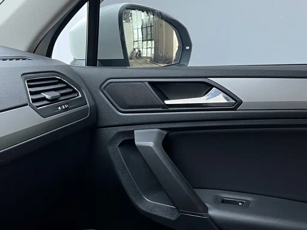 Volkswagen Tiguan L — фото 15
