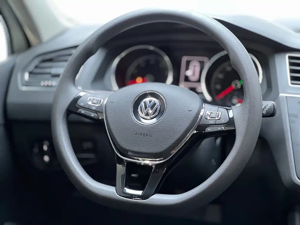Volkswagen Tiguan L — фото 7