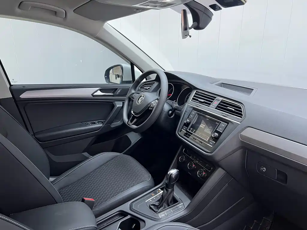 Volkswagen Tiguan L — фото 9