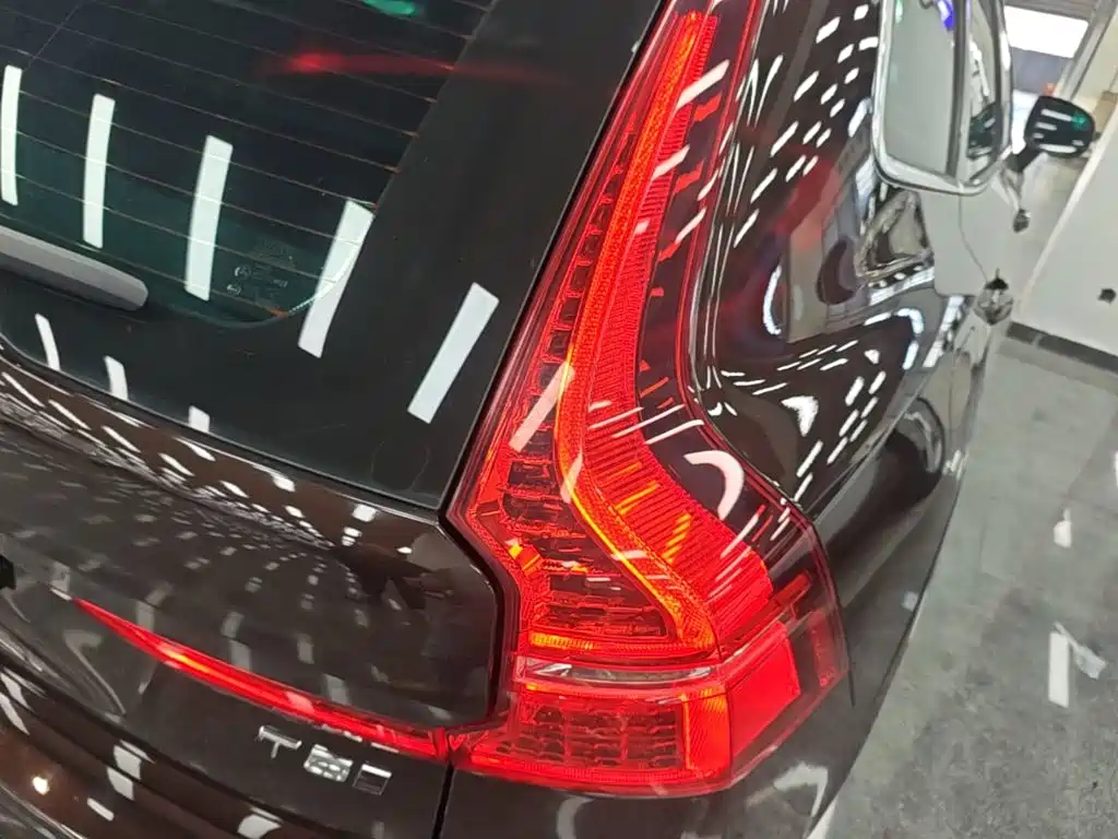 Volvo XC60 — фото 8