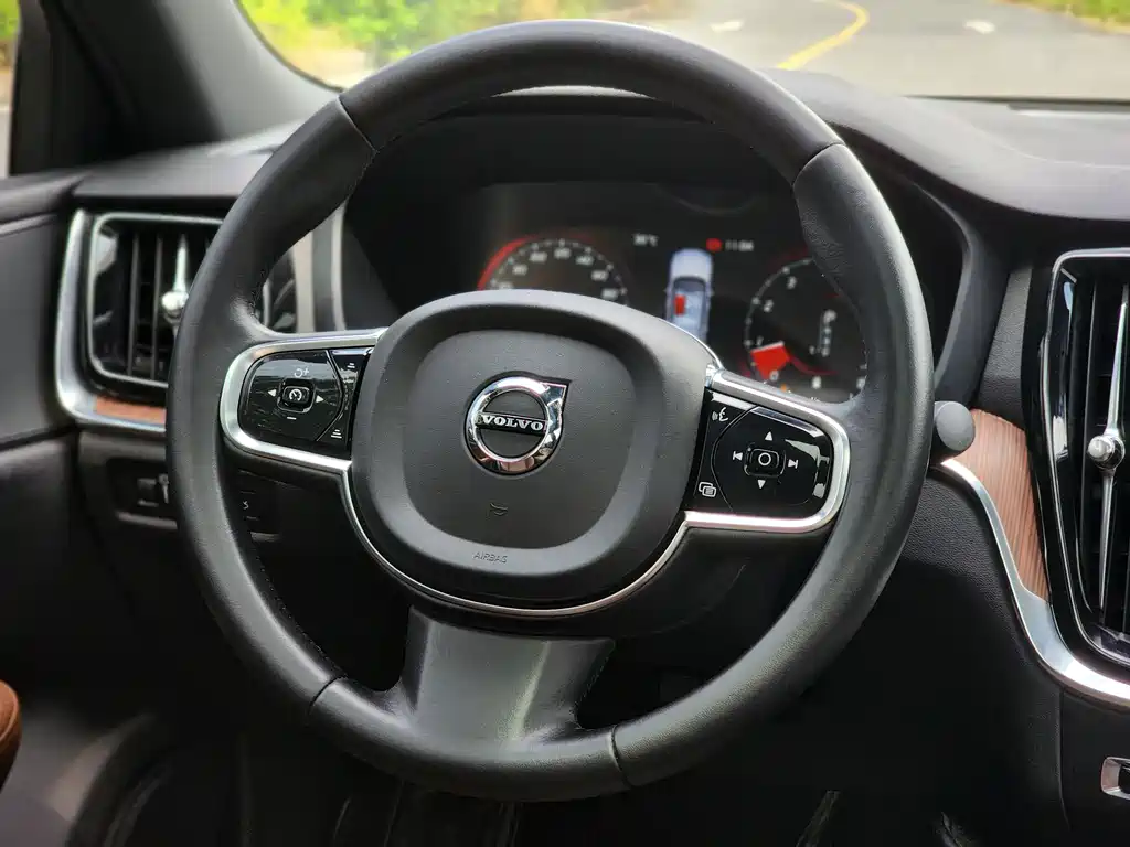 Volvo S60 — фото 15