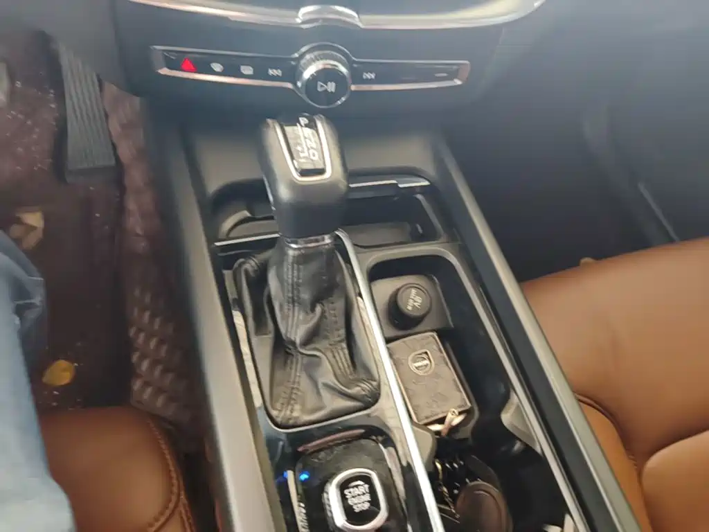 Volvo XC60 — фото 14