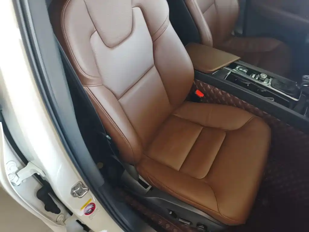 Volvo XC60 — фото 25