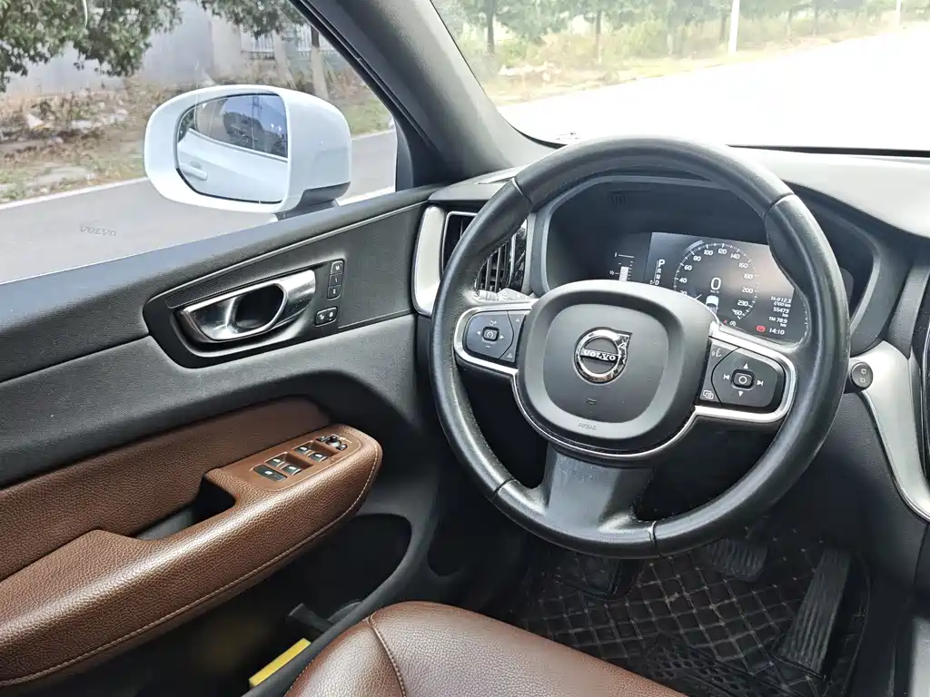 Volvo XC60 — фото 11