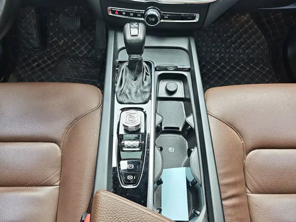 Volvo XC60 — фото 15