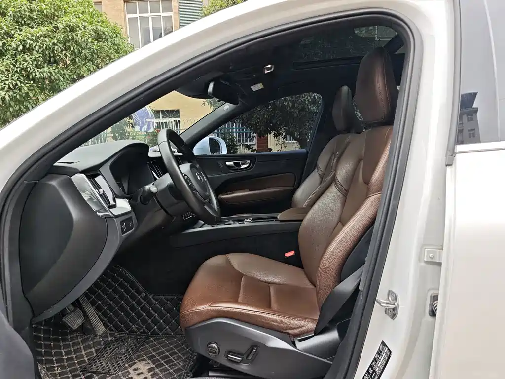 Volvo XC60 — фото 17