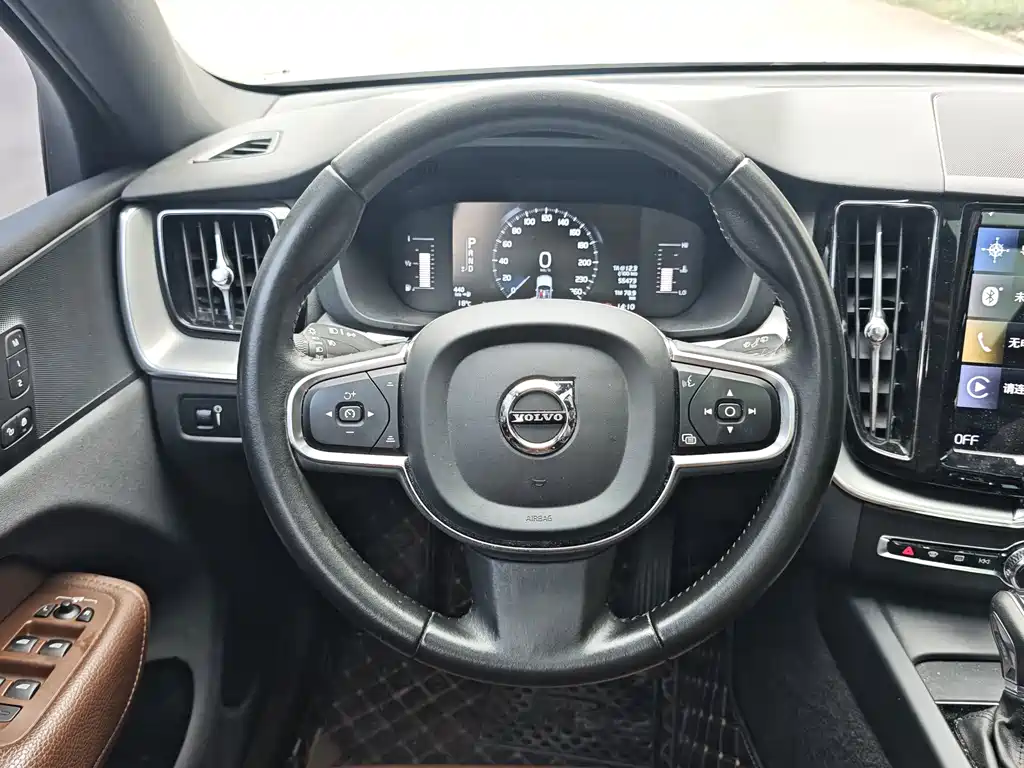 Volvo XC60 — фото 10