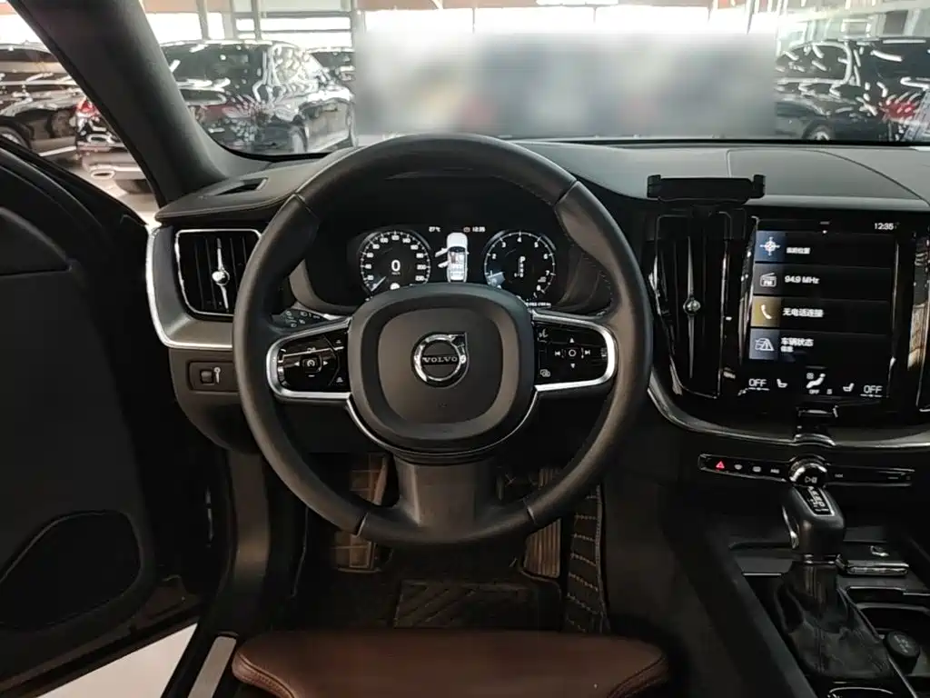 Volvo XC60 — фото 11