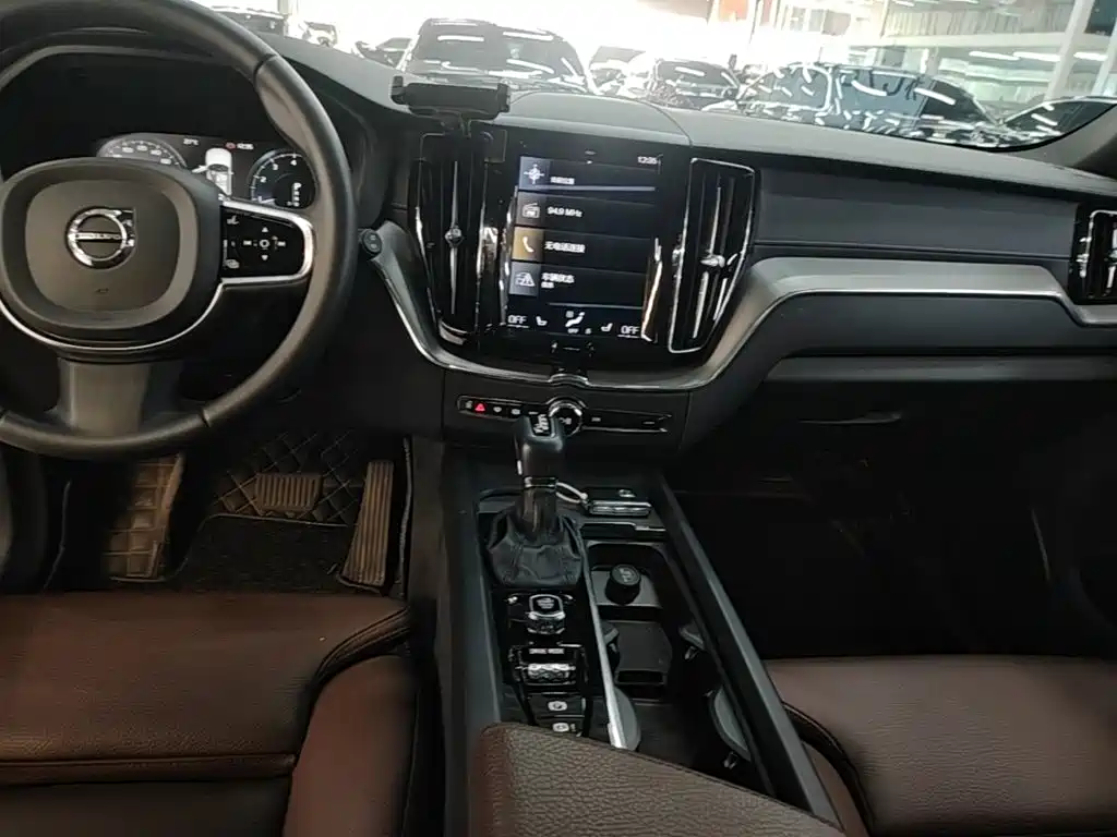 Volvo XC60 — фото 13