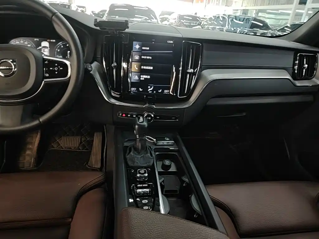 Volvo XC60 — фото 14