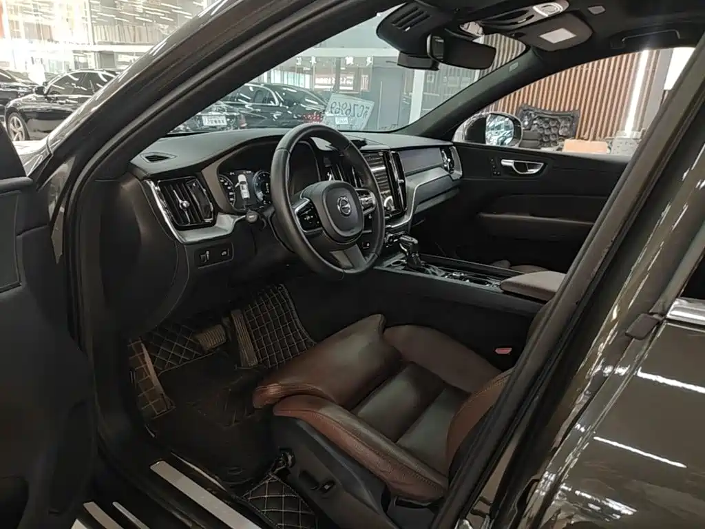 Volvo XC60 — фото 15